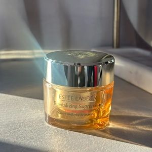 Revitalizing Supreme+ Moisturizer
Global Anti-Aging Cell Power Creme SPF 15